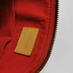 Louis Vuitton V Tote BB Monogram — фото 10