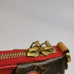 Louis Vuitton V Tote BB Monogram — фото 11