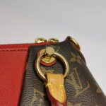 Louis Vuitton V Tote BB Monogram — фото 12