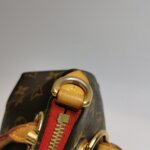 Louis Vuitton V Tote BB Monogram — фото 13