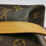 Louis Vuitton V Tote BB Monogram — фото 14