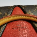 Louis Vuitton V Tote BB Monogram — фото 15