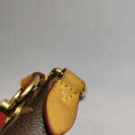 Louis Vuitton V Tote BB Monogram — фото 16