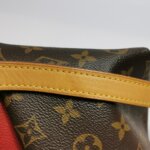 Louis Vuitton V Tote BB Monogram — фото 19