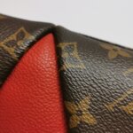Louis Vuitton V Tote BB Monogram — фото 20