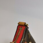 Louis Vuitton V Tote BB Monogram — фото 21