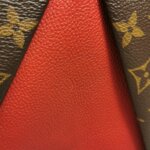 Louis Vuitton V Tote BB Monogram — фото 22