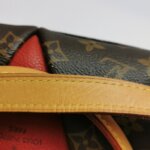 Louis Vuitton V Tote BB Monogram — фото 23