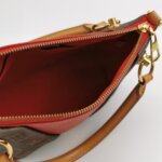 Louis Vuitton V Tote BB Monogram — фото 7