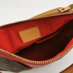 Louis Vuitton V Tote BB Monogram — фото 8