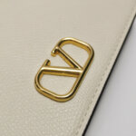 Valentino Garavani V logo V Logo — фото 12