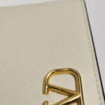 Valentino Garavani V logo V Logo — фото 16