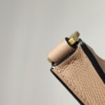 Valentino Garavani V logo Logo — фото 16