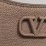 Valentino Garavani V Logo Logo (Валентино) — фото 10