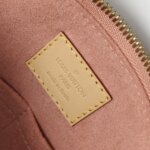 Louis Vuitton V Tote BB V logo — фото 10