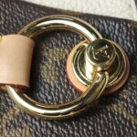 Louis Vuitton V Tote BB V logo — фото 12