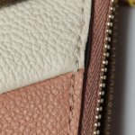 Louis Vuitton V Tote BB V logo — фото 17