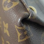 Louis Vuitton V Tote BB V logo — фото 18