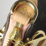 Louis Vuitton V Tote BB V logo — фото 19