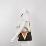 Louis Vuitton V Tote BB V logo — фото 2