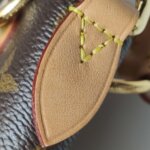 Louis Vuitton V Tote BB V logo — фото 22