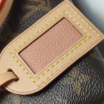 Louis Vuitton V Tote BB V logo — фото 23