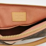 Louis Vuitton V Tote BB V logo — фото 8