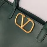 Valentino Garavani Calfskin Logo Crossbody — фото 15