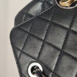 Chanel Quilted Lambskin CC Shoulder Bag (Шанель) — фото 19